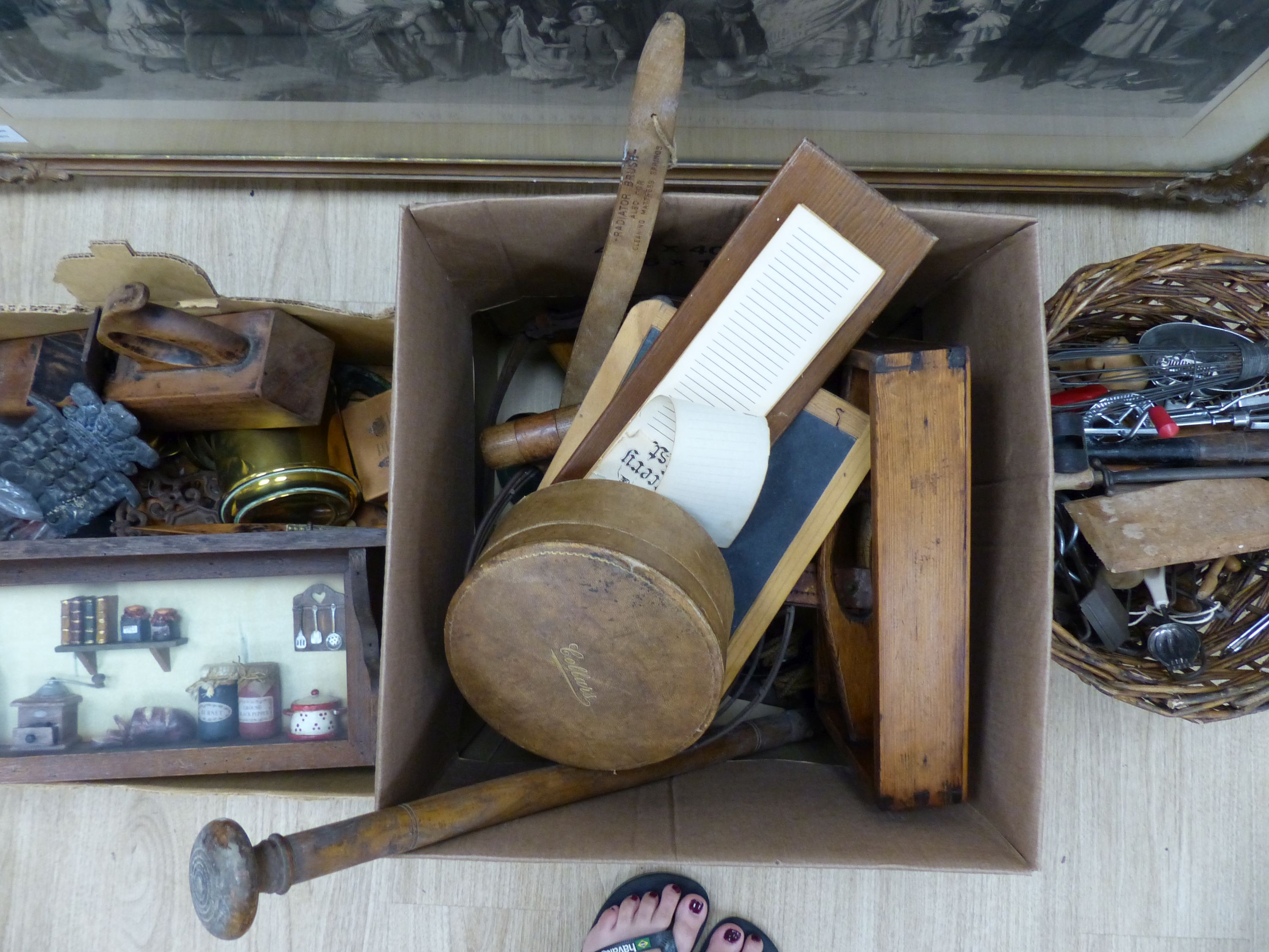 A quantity of mixed kitchenalia and other collectibles